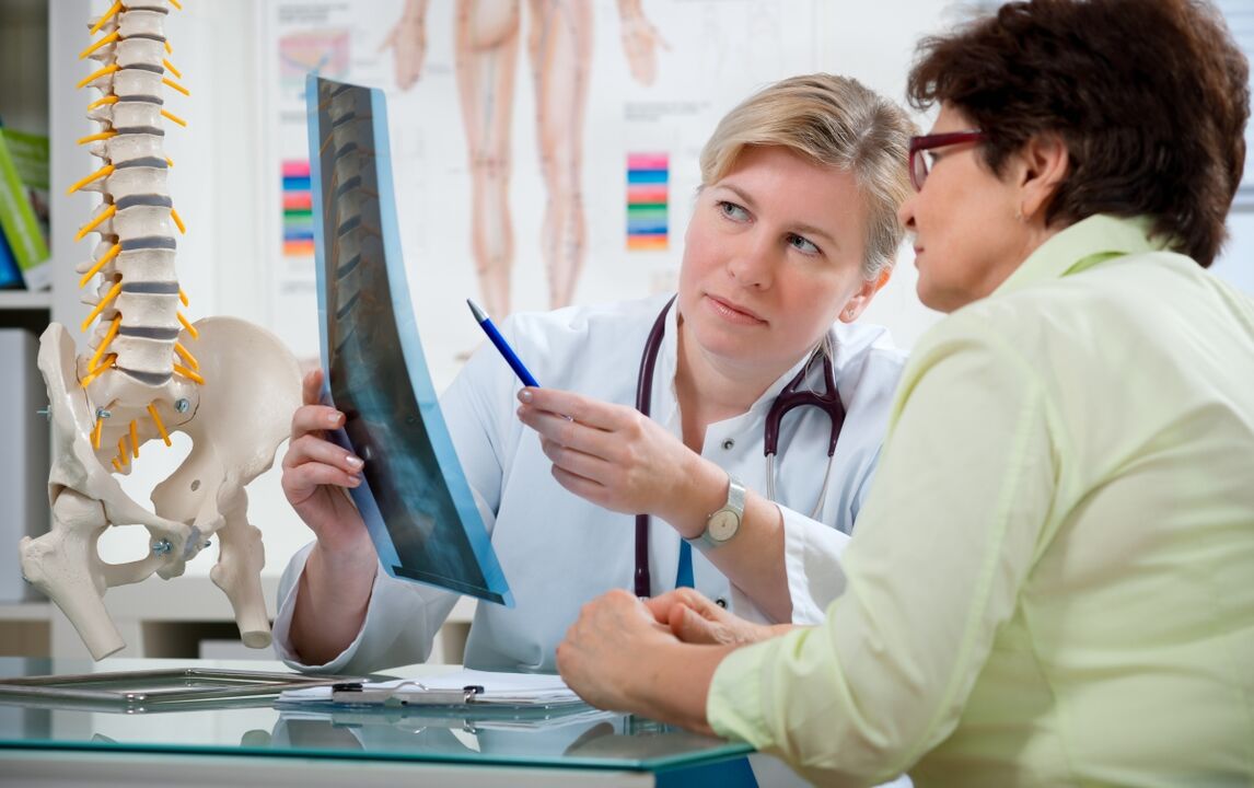 doctor gives recommendations for cervical osteochondrosis